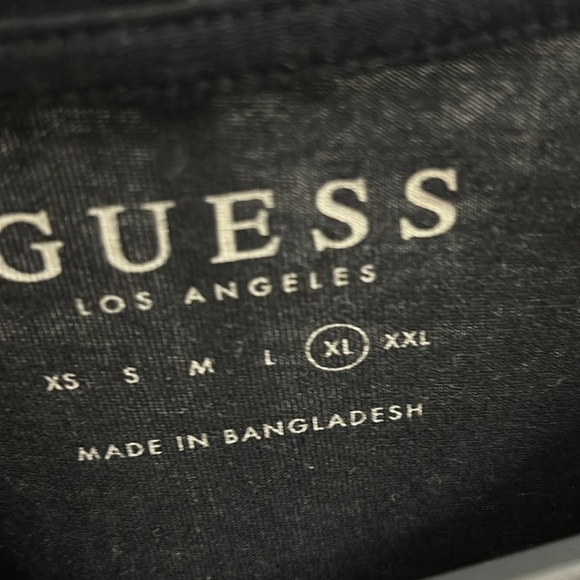 Guess extra large black-and-white T-shirt with Guess  logo on the front - Picture 3 of 3